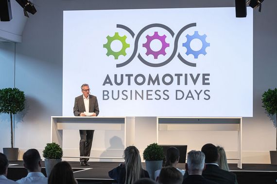»kfz-betrieb« hatte am 21. und 22. Juni zu den ersten Automotive Business Days nach Würzburg geladen. Begrüßt wurden die rund 500 Gäste, die live und digital an den beiden Kongresstagen dabei waren, von »kfz-betrieb«-Chefredakteur Wolfgang Michel. (Bild: Stefan Bausewein)