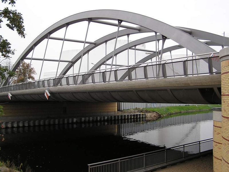 3 Made by SIBAU: Stubenrauchstraße, Berlin – zwei nebeneinander liegende Stabbogenbrücken und eine Verbundträgerbrücke Herstellung, Lieferung und Montage, alles „Made by SIBAU“ mit modernsten Schweißgeräten aus dem Westerwald. (Archiv: Vogel Business Media)