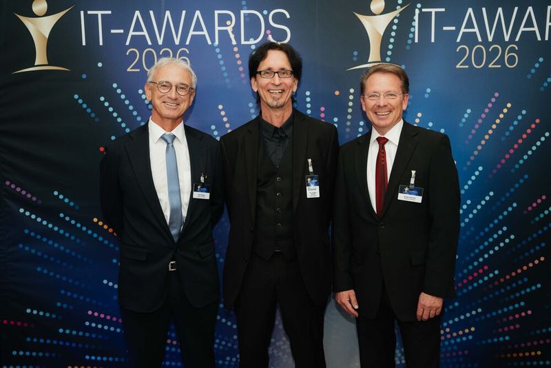 René Nitzinger (l.) und Norbert Neudeck (r., beide MailStore Software) mit Dr. Jürgen Ehneß (Vogel IT-Medien). (Bild: Manuel Emme Fotografie)