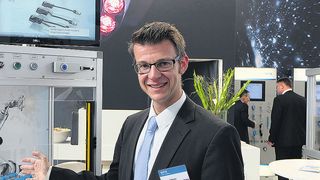 Michael Pfister, Productmanager Light Beam System: „Aufgrund der integrierten LED-Anzeigen und der weitreichenden Diagnosefunktion sparen alle Detec-Sicherheitslichtvorhänge schon bei der Inbetriebnahme Zeit und Kosten.“ (Bild: Schäfer)