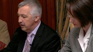 Siegfried Bialojan (links), Leiter des Industriesektors bei Ernst Young und Dr. Juli Schüler, (rechts) Industriespezialisten Biotechnologie bei Ernst & Young präsentieren den neunten Deutschen Biotech Report. (Bild: LaborPraxis)