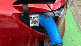 Die Zahl der Elektroautos in Deutschland wächst, die Kosten für diese Form der Mobilität gleichen sich den Kosten für Verbrenner an. (Bild: Grimm/»kfz-betrieb«)