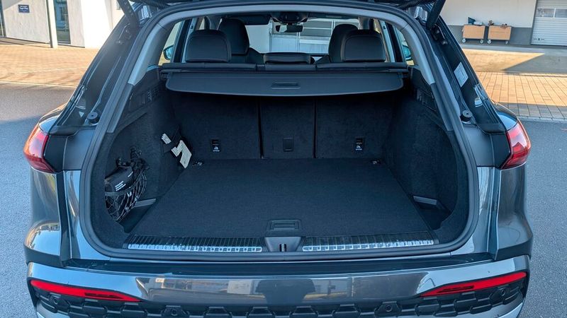 Mit 520 Litern fasst der neue Q5 30 Liter weniger Gepäck als das Vorgängermodell (550 Liter), das zudem noch etwa 50 Millimeter kürzer war. Perfekte Raumausnutzung scheint heute nicht mehr im Fokus zu stehen. (Bild: Mauritz – VCG)