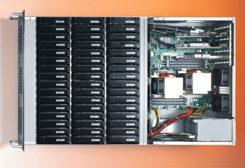 Einblick in den Top-Loader BigFoot XXLarge mit 576 TByte Kapazität in 4 Höheneinheiten. (Rausch Netzwerktechnik)