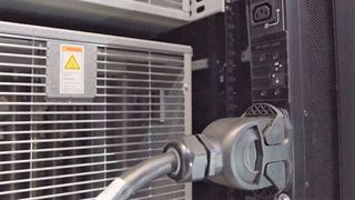 Harting weist in seinem Whitepaper nach, dass Rechenzentren mit der richtigen Steckertechnik, wie hier mit dem hauseigenen System „Han-Eco“, an der Schnittstelle im Vergleich zu üblichen CCE-Steckern nur die Hälfte Energie benötigen.  (Harting)