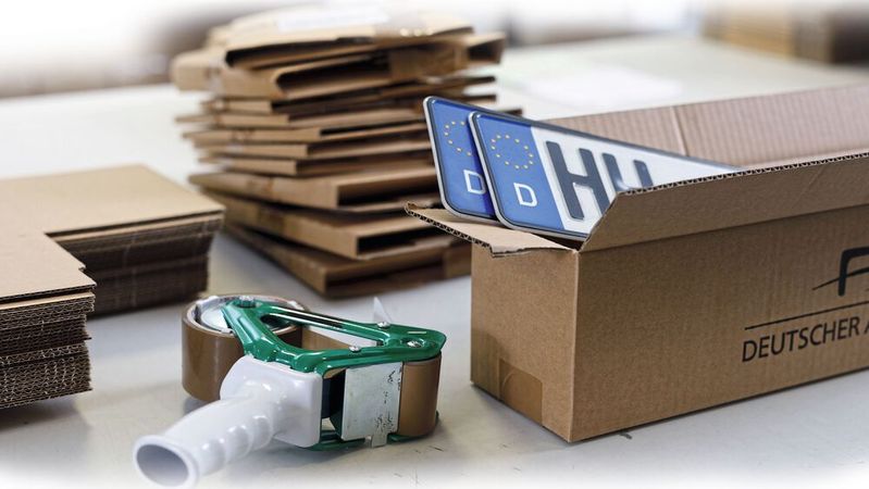 Auch die vierte Stufe von i-Kfz beinhaltet weiterhin viele analoge Prozesse. Stempelplaketten und Kennzeichen braucht es weiterhin. Die kommen per Versand. (Bild:  Kroschke/Lars Franzen)