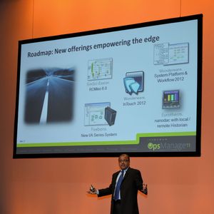 IOM-Chef Sudipta Battacharya vor einem Schaubild, das neue Produkte aus verschiedenen Invensys-Bereichen zusammenfasst. (PROCESS)