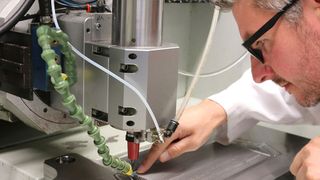 Udo Eckert, Gruppenleiter Mikrosystemfertigung, aus der Abteilung Funktionsoberflächen/Mikrofertigung am Fraunhofer IWU prüft im Mikro-Bearbeitungszentrum des IWU die Finish-Bearbeitung eines gefrästen Werkzeugs für den Einsatz bei der Bipolarplattenfertigung für Brennstoffzellen. (Fraunhofer IWU)