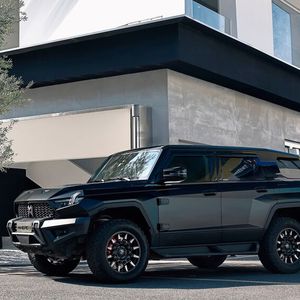 Alles an diesem knapp fünf Meter langen und mehr als zwei Meter hohen sowie breiten Geländewagen ist extrem und einschüchternd.(Bild:  Dongfeng)