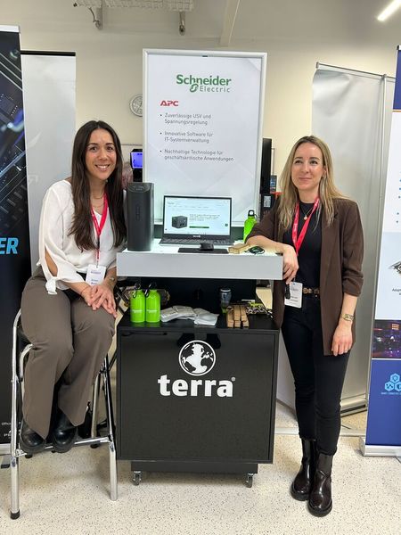 Schneider schickte Özlem Bulut (l.) und Deborah Bußmann nach Hüllhorst. (Bild: Vogel IT-Medien GmbH)