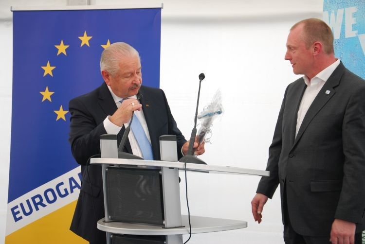 ZKF-Präsident Peter Börner bedankte sich bei ZDK-Präsident Jürgen Karpinski mit einem Treibhammer (Spezialwerkzeug der Karosseriebauer). (Wenz)