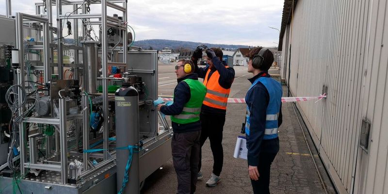 Prometheus entwickelt im Rahmen des Studierendenprojekts Aris ein Raketentriebwerk, das mit Ethanol und flüssigem Sauerstoff betrieben wird. Ziel ist es, in den nächsten Jahren eine so betriebene Rakete bei einem Studierendenwettbewerb ins All zu befördern. (Bild: D-MAVT / ETH Zürich)