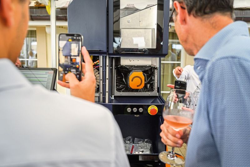 Les invités étaient nombreux à s'approcher de la machine pour l'apprécier dans toute sa dimension. (Source : Patrice Schreyer)