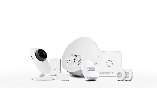 Im Sicherheits-Bundle gibt es für 249 Euro zwei Tür-/ Fensterkontakte und jeweils einen Bewegungsmelder, Erschütterungssensor, Rauchmelder sowie eine Zentraleinheit, IP-Kamera und Netzteil. (Medion)