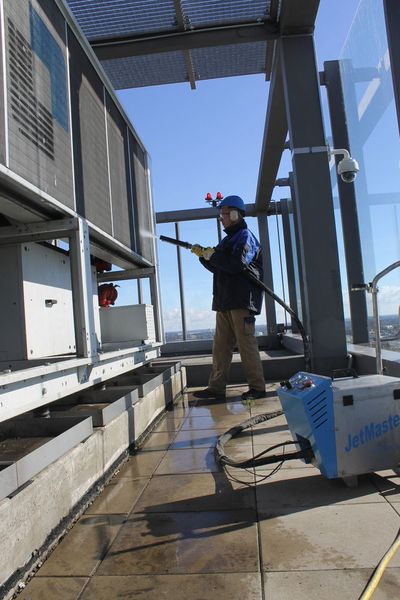Jet Master im Einsatz in 82 m Höhe auf dem Weser Tower. (Bild: Mycon)