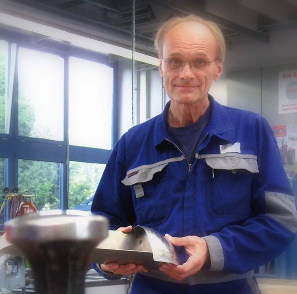 Seine Leidenschaft ist das Sammeln und Restaurieren von Oldtimern; Herbert Hellemann, Gymnasiallehrer aus Graz, Österreich: „Ich bin jetzt bereits zum vierten Mal hier in Schweinfurt. Schon der erste Kurs, den ich mitgemacht habe, hat mir enorm viel gebracht und deshalb habe ich nachgelegt. Die Inhalte sind super und man lernt dabei den richtigen Umgang mit dem Blech. Da bekomme ich viele gute und praktische Informationen.“ (Archiv: Vogel Business Media)