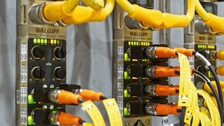 Mehr als 15 mechanische Eagle-Press-1100-Tonnen-Stanzen wurden in Nordamerika mit einer IO-Link-Steuerungsarchitektur gefertigt und installiert. (Balluff)