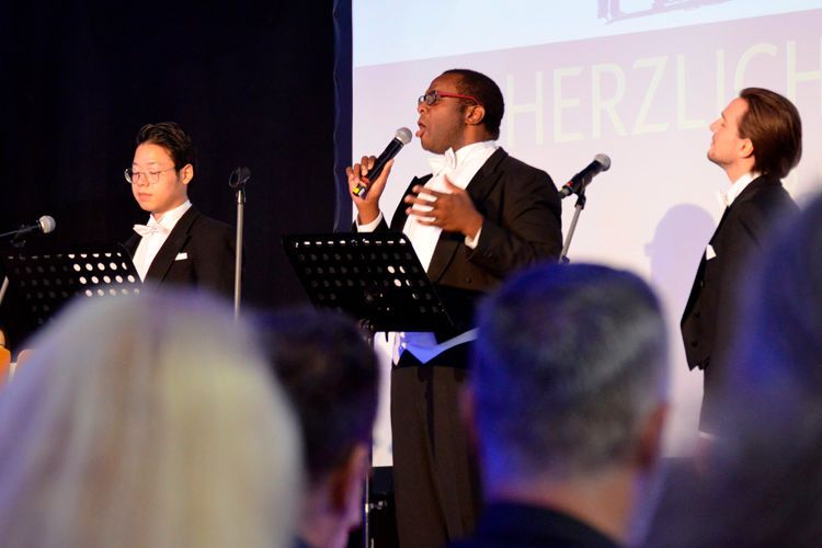 Kulturelle Glanzlichter setzten drei Tenöre des örtlichen Schauspielhauses, die zwischen den Redebeiträgen Opernarien zum Besten gaben. (Bild: Rehberg / »kfz-betrieb«)