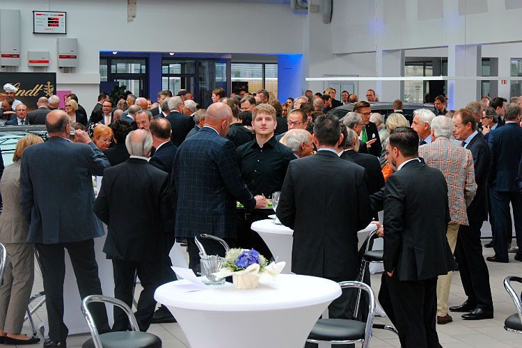 Rund 150 geladene Gäste kamen, um Günter Jacobs in den Ruhestand zu verabschieden. (Baeuchle)