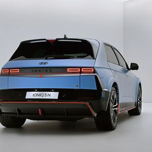 Am schwarz-blauen Heck kommt die neuen Akzentfarbe „Luminous Orange Matte“ gut zur Geltung.(Bild:  Hyundai)