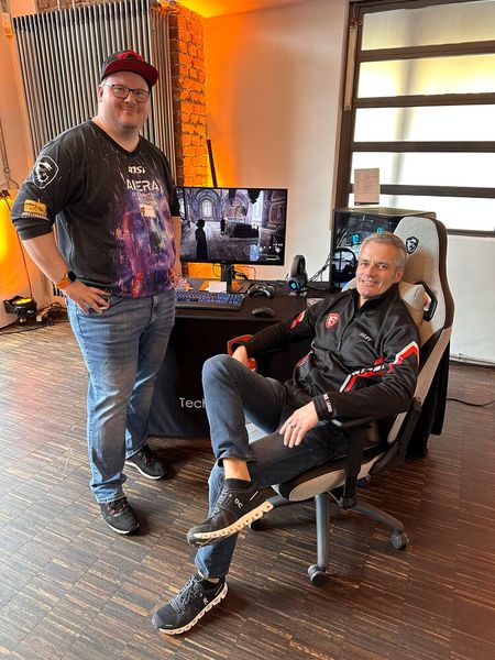 Michael David Ferris lässt Dirk Neuneier (MSI) kurz pausieren und denkt sich: Nächstes Mal nehme ich zwei Stühle mit. (Bild: Vogel IT-Medien)