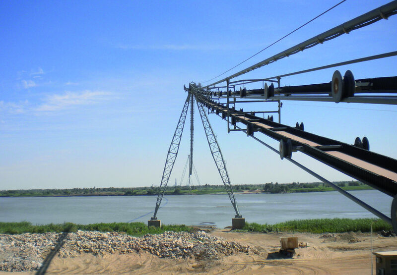 Fig. 3: Ropecon spans the distance of approx. 3.5 km between the loading and the discharge station with just a few tower structures, crossing the river Nile in between. (Picture: Doppelmayr Transport Technology GmbH)