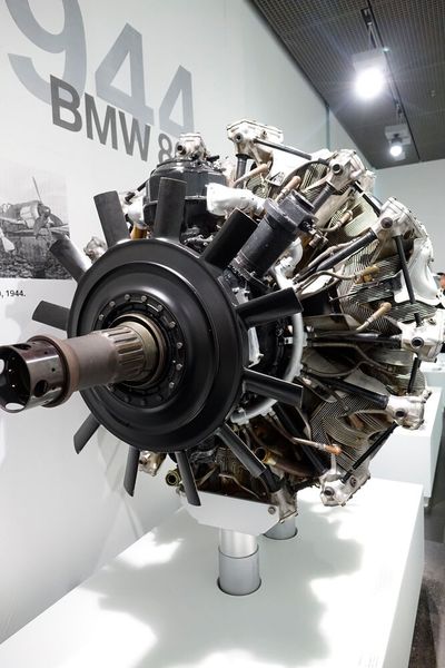 Der BMW 801 ist ein luftgekühlter 14-Zylinder-Doppelstern-Flugmotor mit Benzindirekteinspritzung, der ab 1938 unter der Leitung von Martin Duckstein bei BMW entwickelt wurde. Der Serienbau begann 1940 in der BMW Flugmotorenfabrik Eisenach. Insgesamt wurden von 1940 bis 1945 über 21.000 Motoren dieses Typs hergestellt. Sie verfügten ab 1945 über eine Startleistung von rund 2.200 PS. (Bild: Dominsky – VCG)