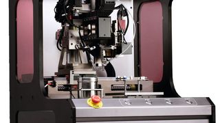 Der Lötroboter TMT R9800S von Thermaltronics bietet Offsetkorrektur durch Visionsystem und Laserhöhenmessung. (AdoptSMT)