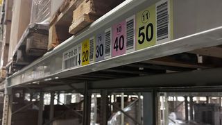 Für die rund 16.000 Stellplätze in den Regalen hat ONK verschiedene Etiketten produziert und montiert. An den Regaltraversen zum Beispiel kommen Mehrebenen-Etiketten zum Einsatz. Die nebeneinander angeordneten Barcodes sind auf unterschiedliche Hintergrundfarben gedruckt, um Mitarbeitern die Zuordnung der richtigen Ebene zu erleichtern.   (Bild: ONK)