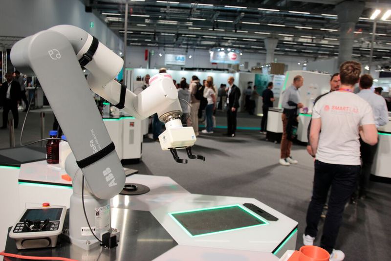 Besonderes Highlight ist die Aktionsflache Digital Lab mit ihren fünf Use Cases aus realen Anwendungen, in denen etwa Roboterarme zum Einsatz kommen. Auf Linkedin gibt es einen solchen Anwendungsfall zum Durchklicken.  (Bild: VCG – Lüttmann)