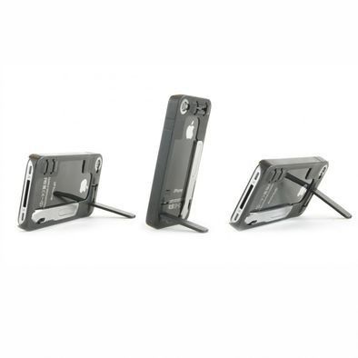 Mit dem ReadyCase von Redbag.de wird das iPhone 5 zu Mac Gyver. Dieses Schweizermesser unter den iPhone-Cases enthält nämlich einen USB-Stick, den man auch gleich als Telefon-Ständer verwenden kann, ein Multifunktionswerkzeug mit Messer, Schraubenzieher und Flaschenöffner, eine Vorrichtung für Kamerobjektive und einen Kopfhörer-Clip, der einen den lästigen Kabelsalat endgültig vergessen lässt. Und das alles in einem robusten 3mm-Gehäuse für 59,95 Euro bei radbag.de.
 (www.radbag.de)