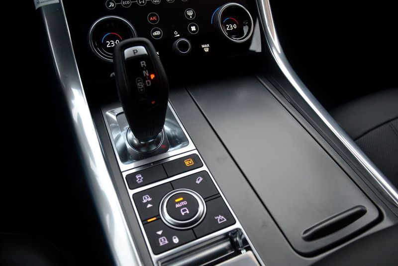 Zum „Touch Pro Duo“ gehören auch die „Dynamic Dials“. Mit diesen zwei besonderen Drehreglern lassen sich diverse Funktionen, wie beispielsweise Innenraumtemperatur, Gebläse oder die Sitzheizung, steuern.  (Michel / »kfz-betrieb«)