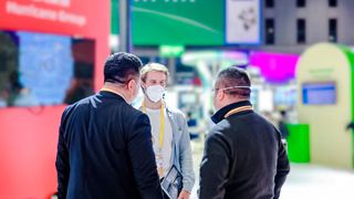 Aussteller treffen auf der fünften China International Import Expo im November 2022 in der Ausstellungshalle für Intelligente Industrie und Informationstechnologien auf Einkäufer. (Bild: China International Import Expo)