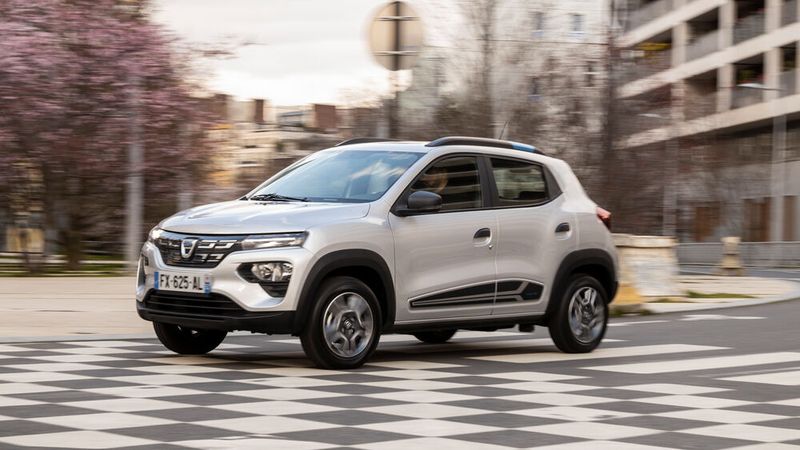 Den Spring kann man ruhig auch flott um Ecken scheuchen. Dann hat das ESP allerdings reichlich zu tun. (Bild: Dacia)