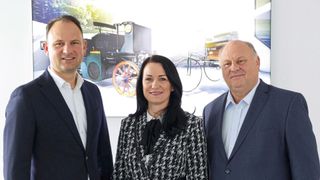 Andreas (l.) und Helmut Peter mit Christina Dost. Die Geschäftsführerin ist für alle Autohaus-Peter-Standorte in Sachsen-Anhalt verantwortlich.  (Bild: Autohaus Peter)