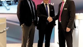 Matthias Remmert, Geschäftsführer bei Remmert, Timo Eigenblut, Geschäftsführer von Wicam und Stephan Remmert, Geschäftsführer von Remmert (v.l.), geben auf der Blechexpo 2019 die Kooperation bekannt. (Remmert)