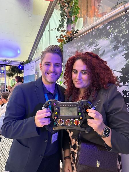 Maximilian Wieser (TD Synnex) und Besa Agaj (IT-BUSINESS) spekulieren, wie teuer das Lenkrad wohl ist? (Bild: Vogel IT-Medien)