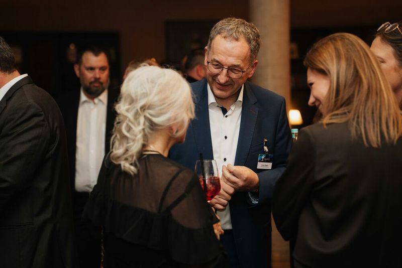 Günter Eggers, NTT Global Data Centers, ist noch in heiße Diskussionen mit Ulrike Ostler, Chefredakteurin DataCenter-Insider und Paula Breukel, Volontärin bei den Insider-Portalen, verstrickt. (Bild: Manuel Emme Fotografie)