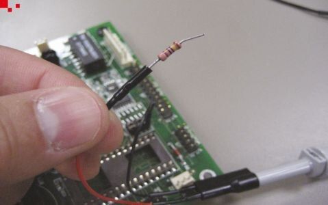 Bild 8-1: Ein Widerstand in die Messleitung wirkt Wunder zur Unterdrückung von Resonanzeffekten. (dataTec)