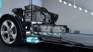 Daimler und BMW haben sich nach eigenen Aussagen auf den Einsatz einer einheitlichen Technologie zum induktiven Laden von Elektroautos und Plug-in-Hybrid-Fahrzeugen verständigt. Das System soll „mittelfristig“ serienreif sein. (Foto: BMW)