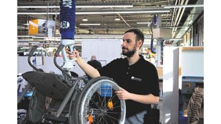 Selbst 40 Kilogramm schwere Rollstühle bewegen Mitarbeitende dank JumboFlex Generation 2 mühelos. (Bild: Schmalz)