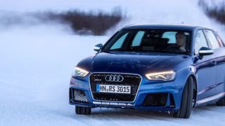 Vier Jahre ist es her, dass Audi die A3-Baureihe erstmals mit einem Spitzenmodell der quattro GmbH in Neckarsulm gekrönt hat. Der jetzt vorgestellte Nachfolger ist ein A3-Derivat, das – Kopf an Kopf mit dem Mercedes-Benz A45 AMG – wohl die Spitze des Segments repräsentiert. (Foto: Audi/Tobias Sagmeister)