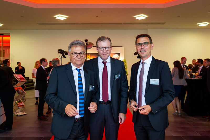 Winfried Burkard (Verkaufsleiter), Florian Fischer (Geschäftsführer) und Oliver Barthel (Publisher der MM-Gruppe) freuen sich auf den Abend.  (Bausewein / Vogel Communications Group)