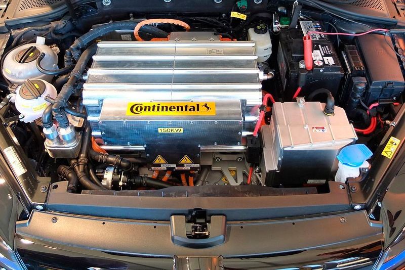 Dieser vollgepackte Motorraum gehört zum All-Charge-Konzept, bei dem der Elektromotor samt Inverter das herkömmliche Ladegerät des E-Autos ersetzt. Das spart Platz und Gewicht und macht höhere Ladeleistungen möglich. (Jan Rosenow)