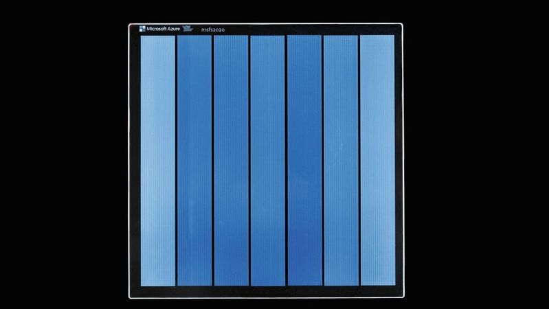 Glass storage in action: Microsoft has stored map data from the Flight Simulator on this piece of glass.(Image: Microsoft Research)