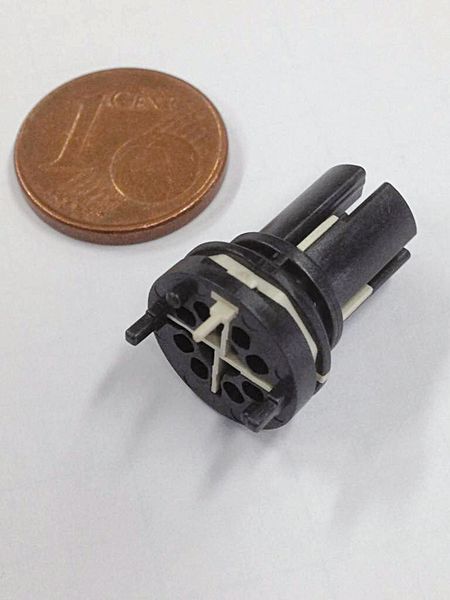 Bild: M12-MID vor der Metallisierung. Ein 1 Cent Stück verdeutlicht die Größe des Produkts (Bild: Harting)