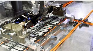 Ein Scara-Roboter bringt die Module für den endgültigen Anschluss und die Endmontage in die richtige Position im Batteriepaket. (Bild: Yamaha)