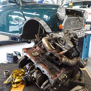 Kleines, altes Auto mit großem Problem? „Null problemo!“ sagt Werkstattleiter Martin Baum. Der passende Abzieher fürs Schwungrad musste allerdings erst noch gebaut werden.(Bild:  »kfz-betrieb« / Dominsky)