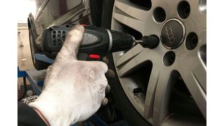 Die beiliegenden Zentrierhilfen verhindern, dass der Monteur die Felge beschädigt, falls er beim Anbohren abrutscht.  (Bild: Busching)