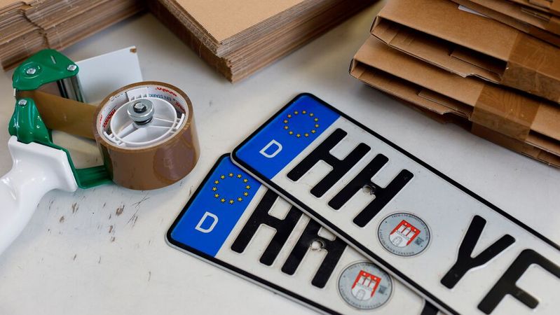 Zwischen den Jahren und über den Jahreswechsel planen einige Zulassungsstellen, zu schließen. Für den Autohandel könnte das wegen der auslaufenden staatlichen Förderung für Plug-in-Hybride problematisch werden. (Bild:  Kroschke-Gruppe/Lars Franzen)